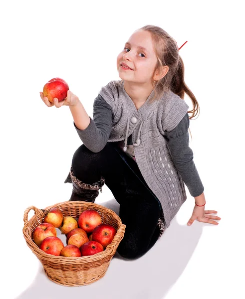 Mooi meisje met mand van rode appels — Stockfoto