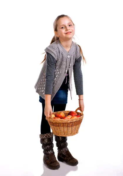 Jolie fille avec panier de pommes rouges — Photo