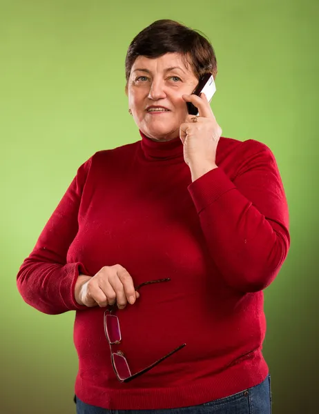 Femme âgée parlant sur téléphone mobile — Photo