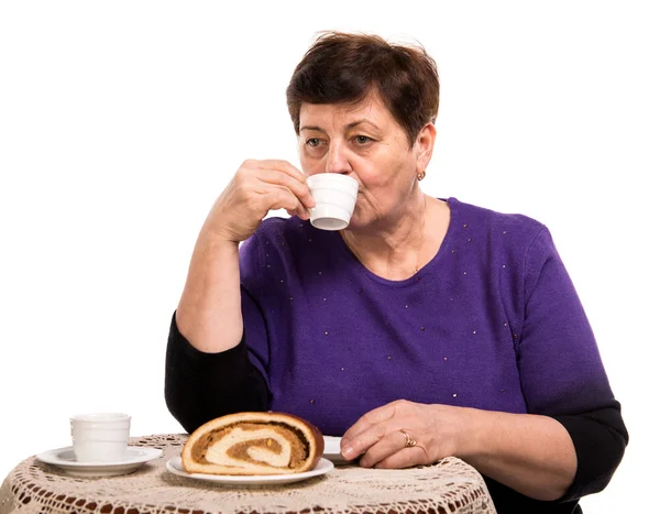 Mujer madura tomando café con pastel — Foto de Stock