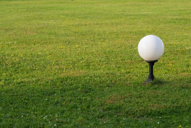 Yeşil çimenlerin üzerinde lamba