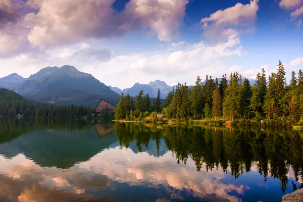 Jezero Štrbské pleso, Vysoké Tatry, Slovensko — Stock fotografie