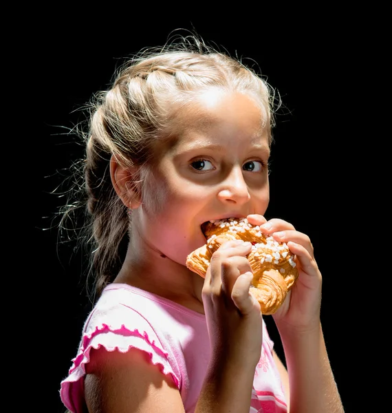 Söt flicka äter cookie — Stockfoto