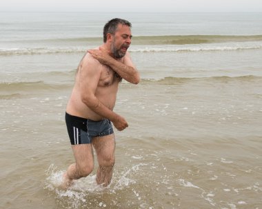 yaşlı adam soğuk Baltık Denizi geliyor