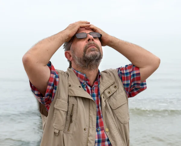 Oudere man lijden hoofdpijn — Stockfoto