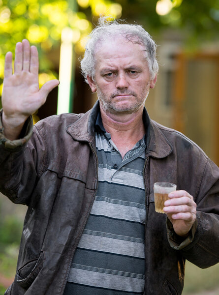 Пьяный мужчина со стаканом пива
