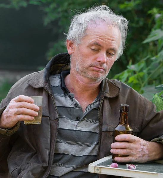 Homem bêbado com garrafa de cerveja e vidro — Fotografia de Stock