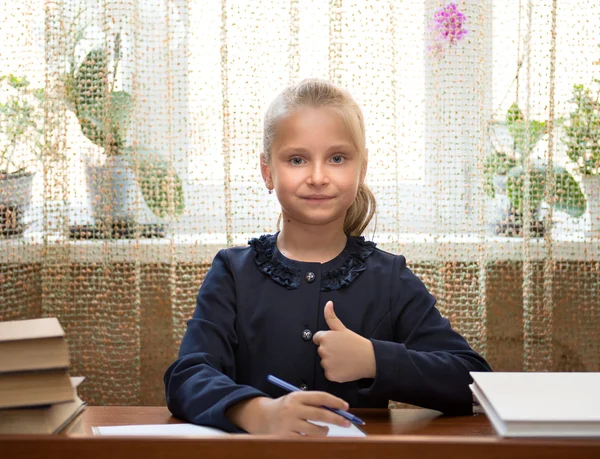 Diák lány, aki az iskolában tanul — Stock Fotó