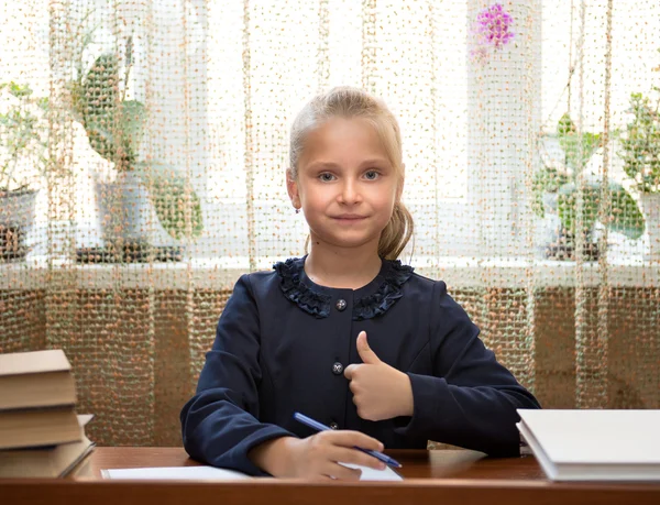 Estudante menina estudando na escola — Fotografia de Stock