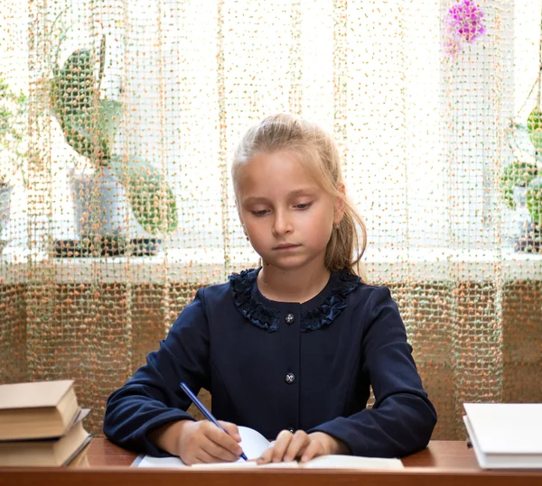 Estudante menina estudando na escola — Fotografia de Stock