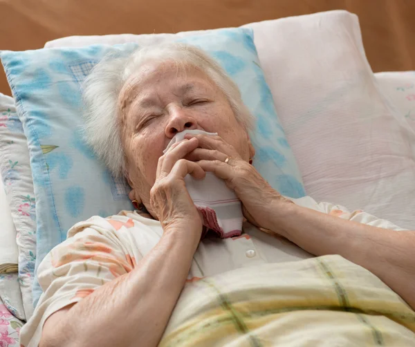 Senior woman lying at bed — Stock Photo, Image