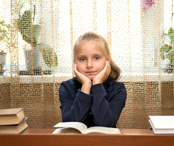 Estudante menina estudando na escola — Fotografia de Stock