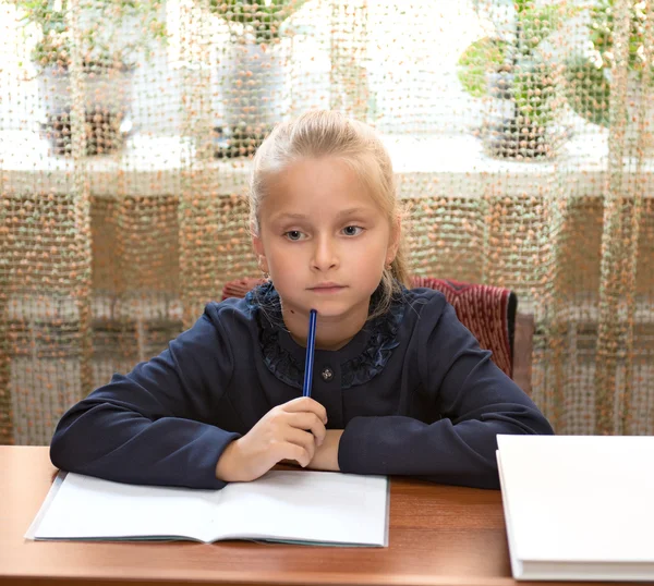 Estudante menina estudando na escola — Fotografia de Stock