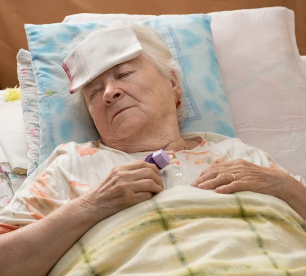 Mujer mayor acostada en la cama —  Fotos de Stock