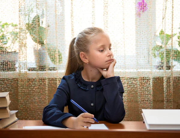 Schülerin lernt in der Schule — Stockfoto