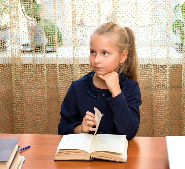 Studentessa studiare e leggere libro a scuola — Foto Stock