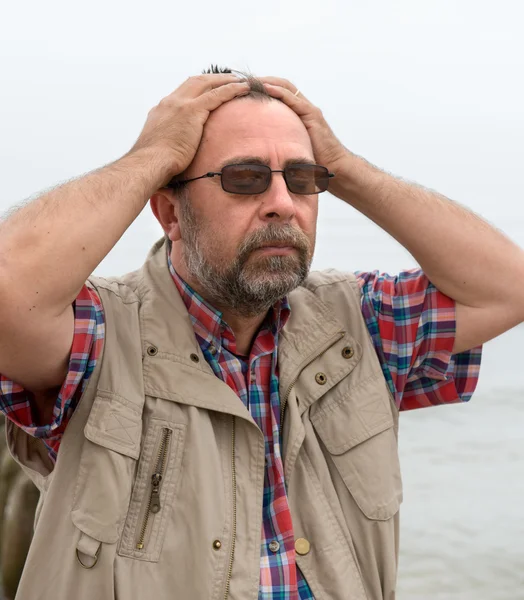 Älterer Mann leidet unter Kopfschmerzen — Stockfoto