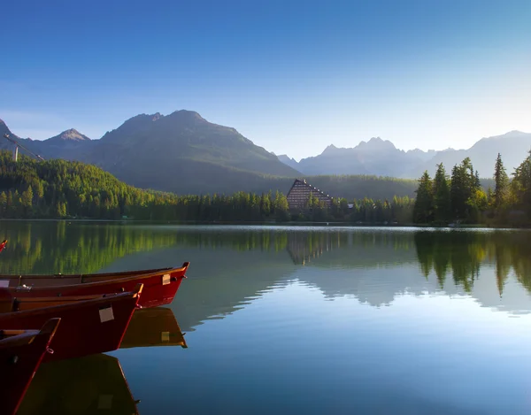 Röda båtar i fjällsjö i höga tatra. Štrbské pleso, slovaki — Stockfoto