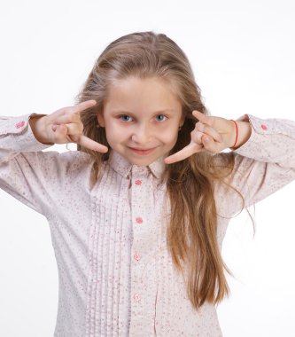 Rock'n roll işareti yaparak mutlu kız