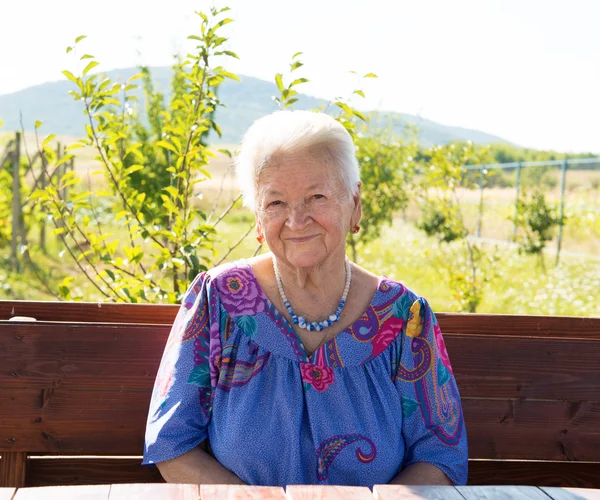 Retrato de anciana sonriente — Foto de Stock