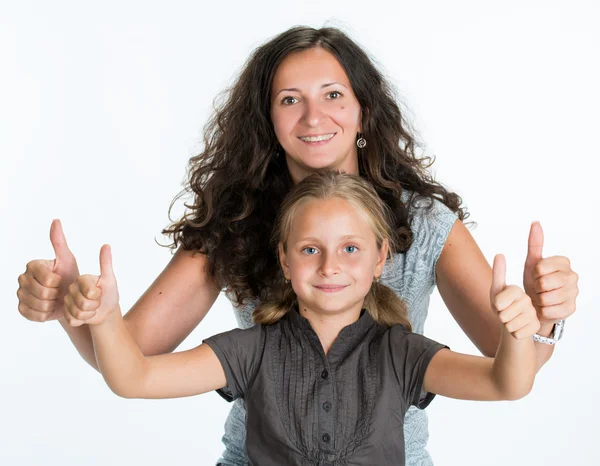 Lachende meisje met moeder weergegeven: ok teken — Stockfoto