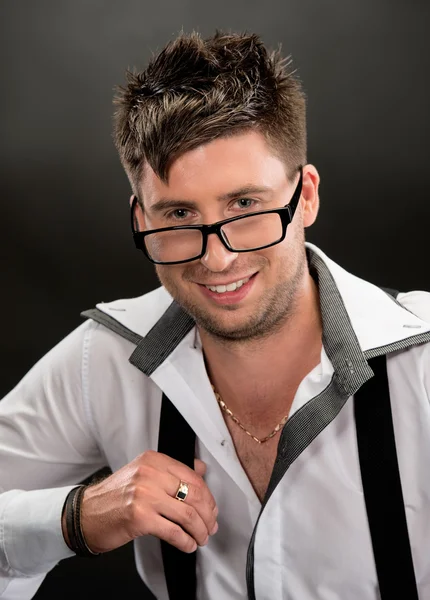 Schöner junger Mann mit Brille — Stockfoto