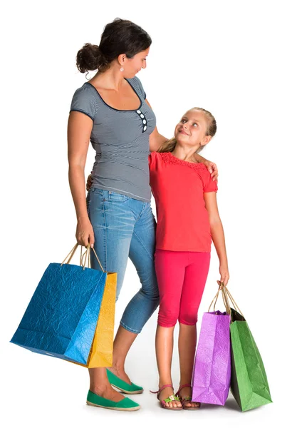 Sonriente madre e hija con bolsas de compras —  Fotos de Stock