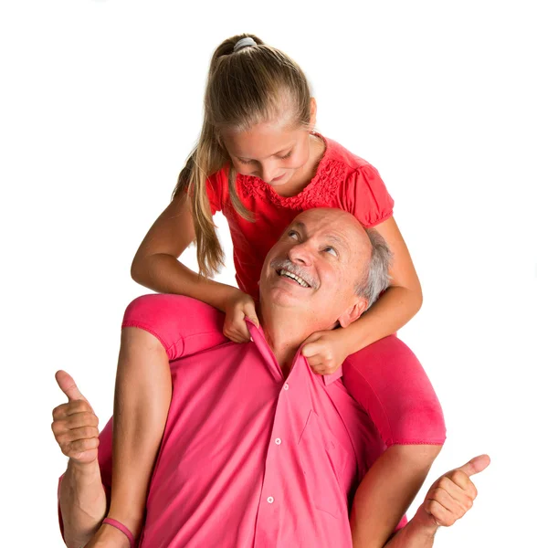 Retrato de uma menina desfrutando de passeio de piggyback com sua grandiosa — Fotografia de Stock