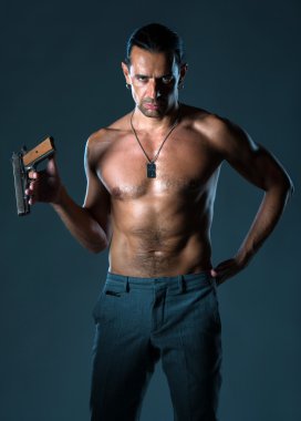 Silahlı yakışıklı adam