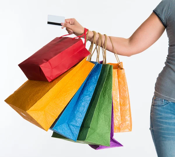 Mão de mulher segurando sacos de compras e cartão de crédito — Fotografia de Stock