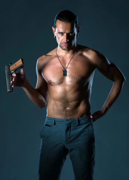 Hombre guapo con un arma — Foto de Stock