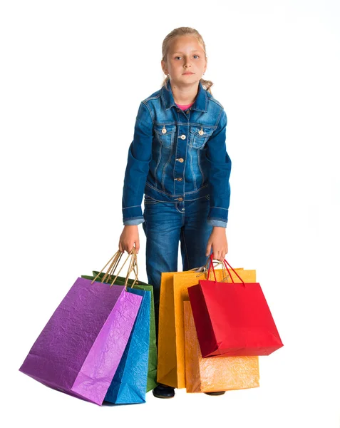 Söt flicka med shoppingväskor — Stockfoto