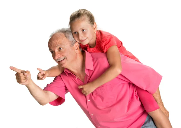 Retrato de uma menina desfrutando de passeio de piggyback com sua grandiosa — Fotografia de Stock