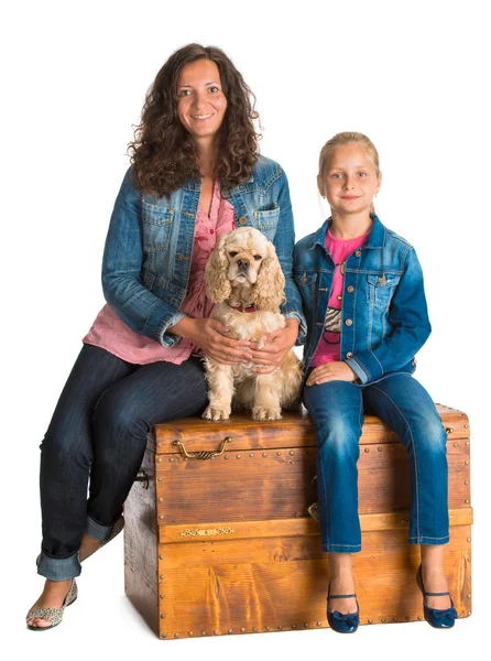 Madre e figlia sedute in una cassa di legno con campata americana — Foto Stock