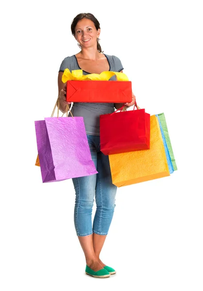 Счастливая женщина с сумками и подарочной коробкой — стоковое фото