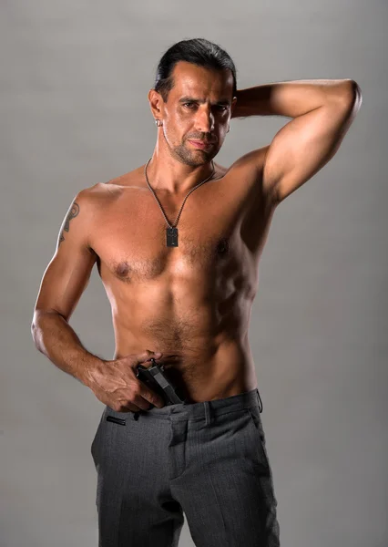 Hombre guapo con un arma — Foto de Stock