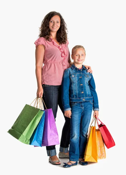 Улыбающиеся мать и дочь с сумками для покупок — стоковое фото