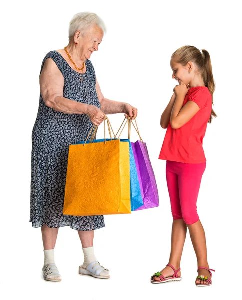Lachende grootmoeder met kleindochter met shopping tassen — Stockfoto