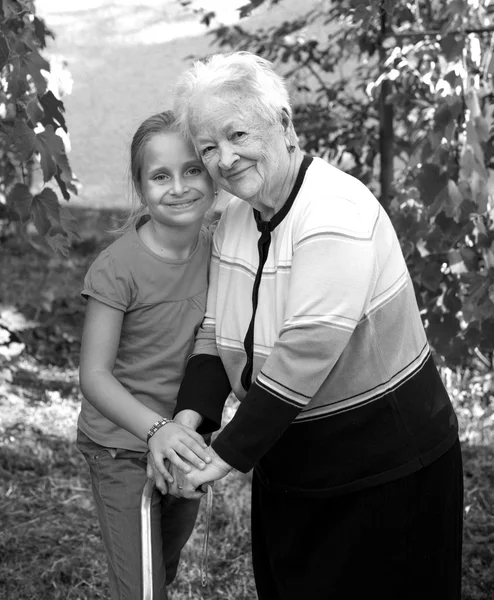 Sorrindo avó com neta — Fotografia de Stock