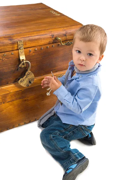 Pequeño niño recogiendo la llave de la cerradura — Foto de Stock