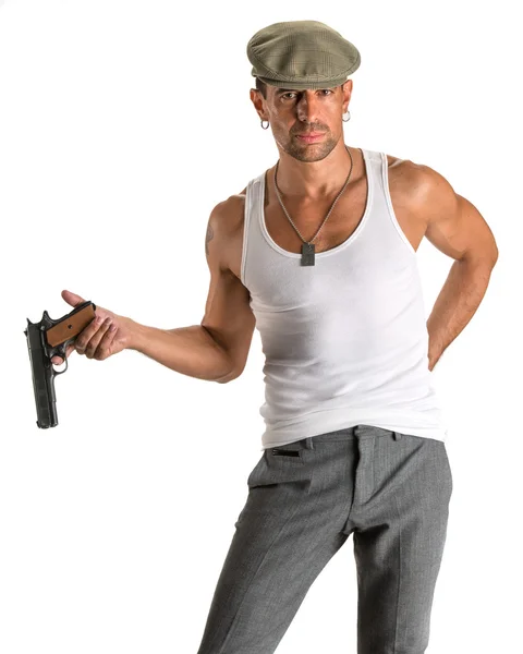 Pohledný muž v čepici s pistolí — Stock fotografie