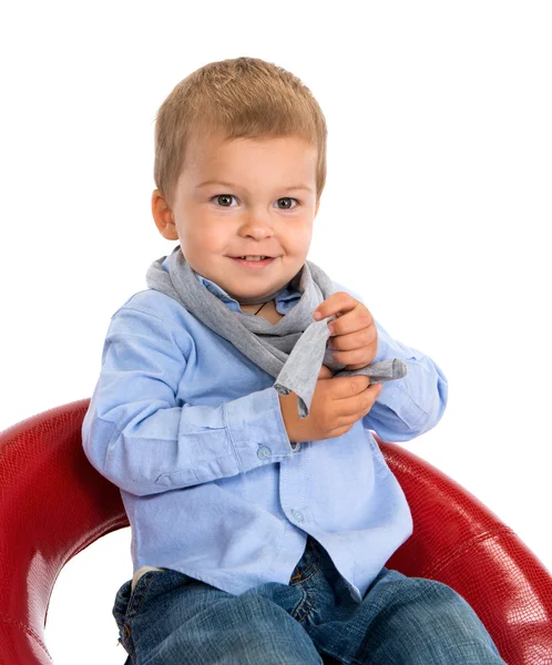 Garçon souriant assis sur une chaise — Photo