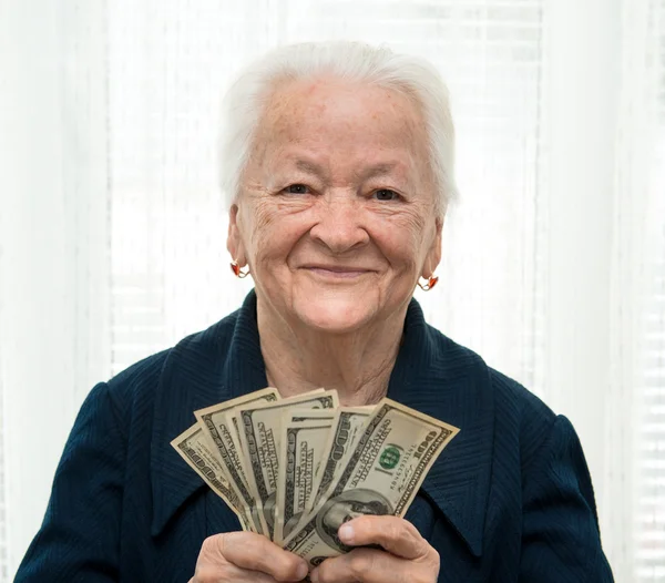 Gammal kvinna håller pengarna i händer — Stockfoto