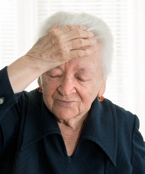 Bejaarde vrouw met hoofdpijn — Stockfoto