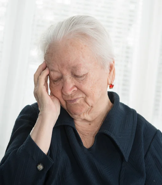 Bejaarde vrouw met hoofdpijn — Stockfoto