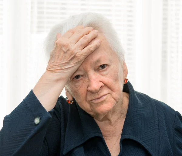 Seniorin leidet unter Kopfschmerzen — Stockfoto