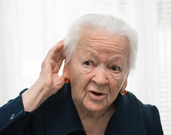 Anciana poniéndose la mano en la oreja. Mala audición —  Fotos de Stock