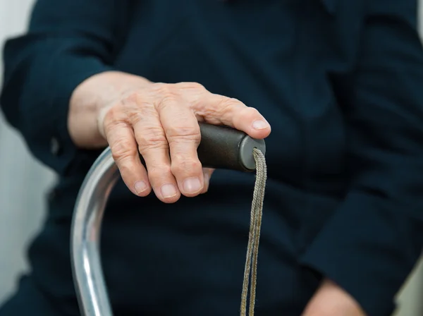 Stara kobieta ręce — Zdjęcie stockowe