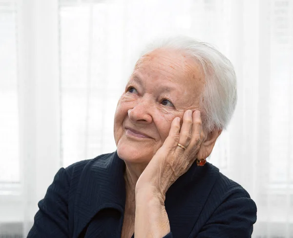 Portret van een lachende oudere vrouw — Stockfoto