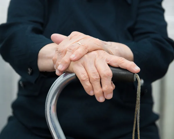 Gamla kvinnans händer — Stockfoto